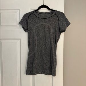LULULEMON SIZE 8 Women’s Short Sleeve Gray Seamless Workout Tee